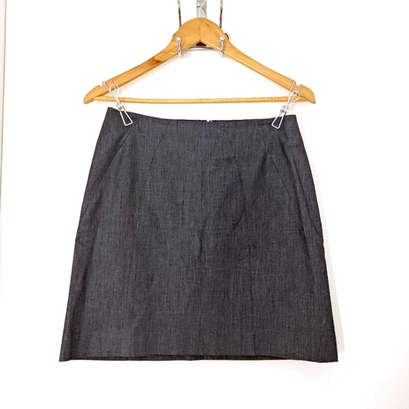 LOFT Mini skirt in dark denim color (Marked Sz 0/Fits Size 2) like new - Picture 1 of 2